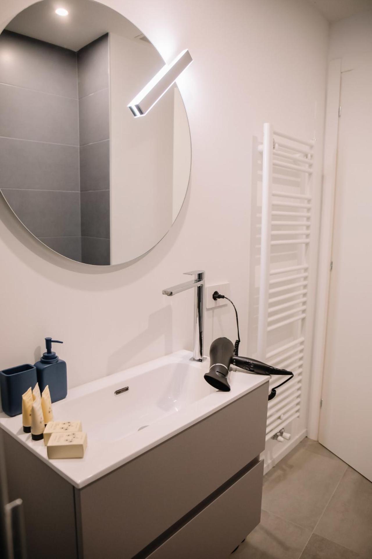 Elegant Beige Apartment - 5 Minutes From The Lake Como Ngoại thất bức ảnh